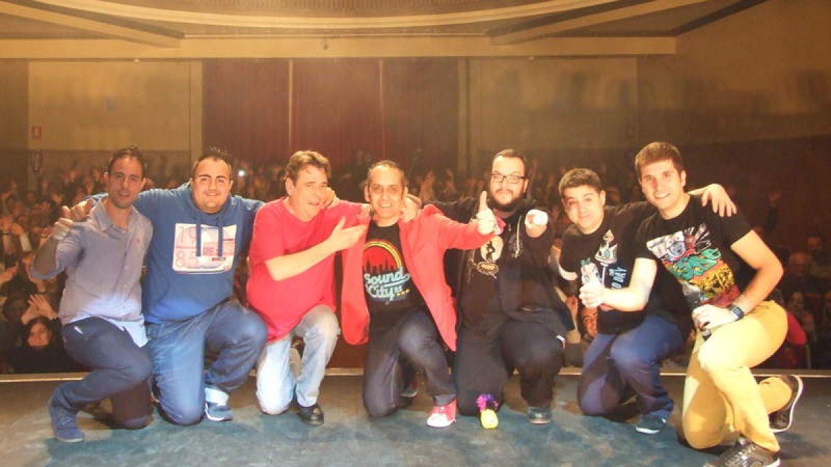 Los concursantes, junto a los cómicos Sergio Encinas, Juan Muñoz y Ramón Guamá.