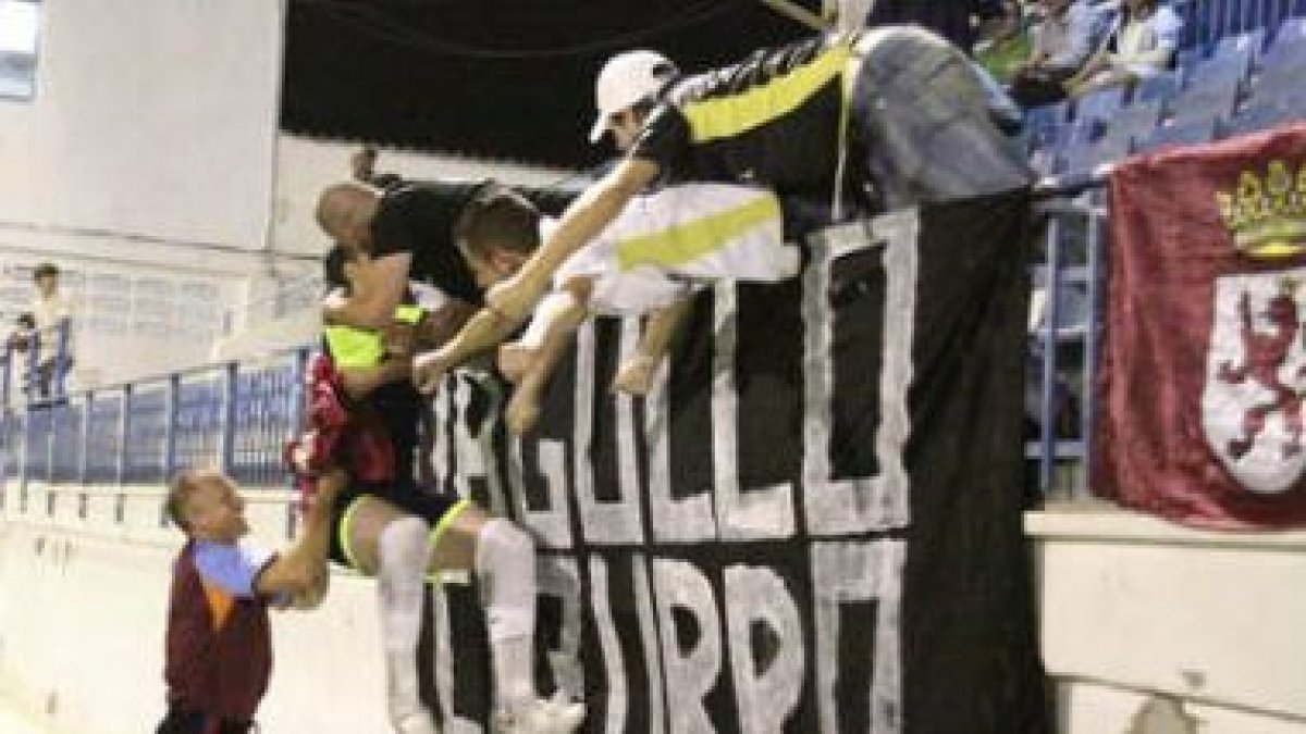 La alegría se desbordó en Onteniente, cuando Roskam, en la imagen festejándolo con Orgullo Cazurro,