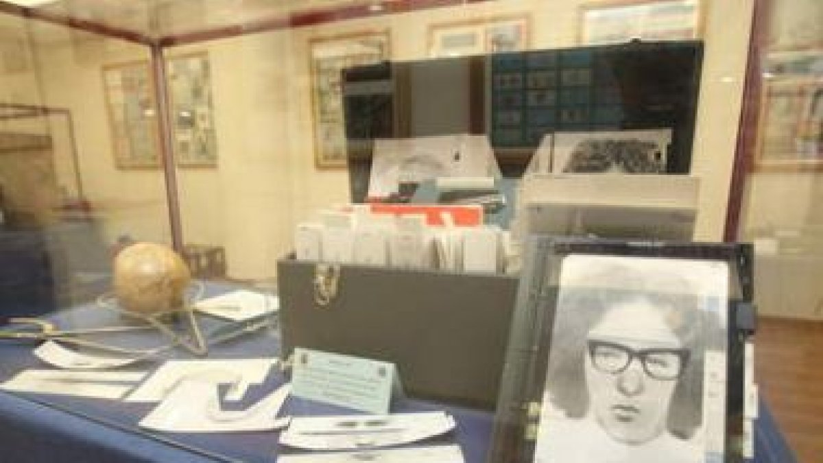 Exposición del Club de Prensa sobre el material de trabajo de la Policía Científica.