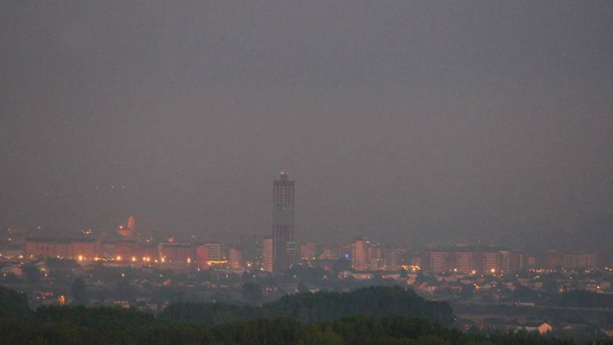 El humo provocado por el incendio de Villafranca hizo que el cielo de Ponferrada presentara ayer este aspecto.