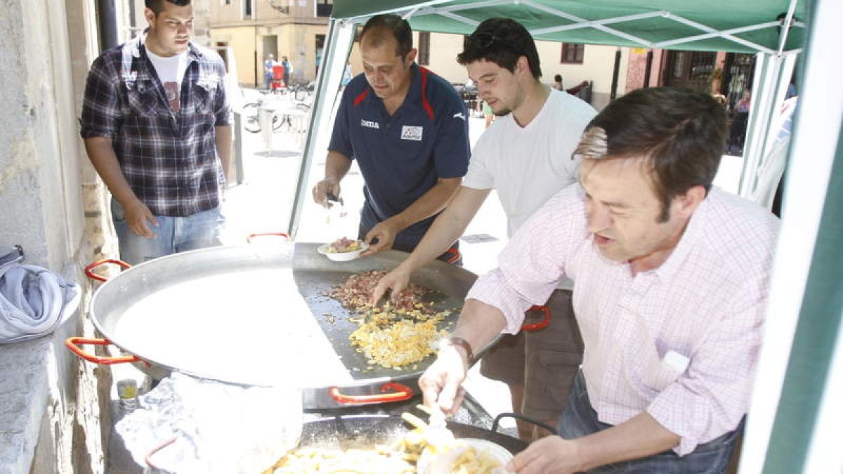 Los simpatizantes del Ademar respondieron al llamamiento de SOS Ademar que logró recaudar un millar de euros con su comida solidaria en Don Gutierre.