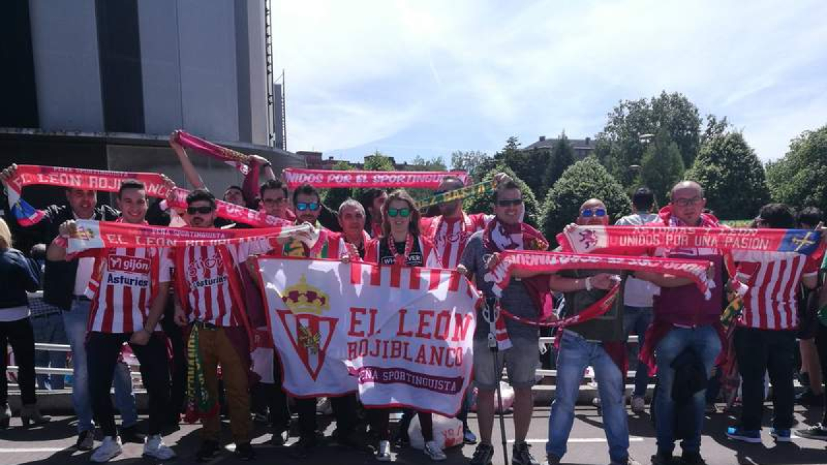 Los aficionados del Sporting apoyan al equipo leonés. DL