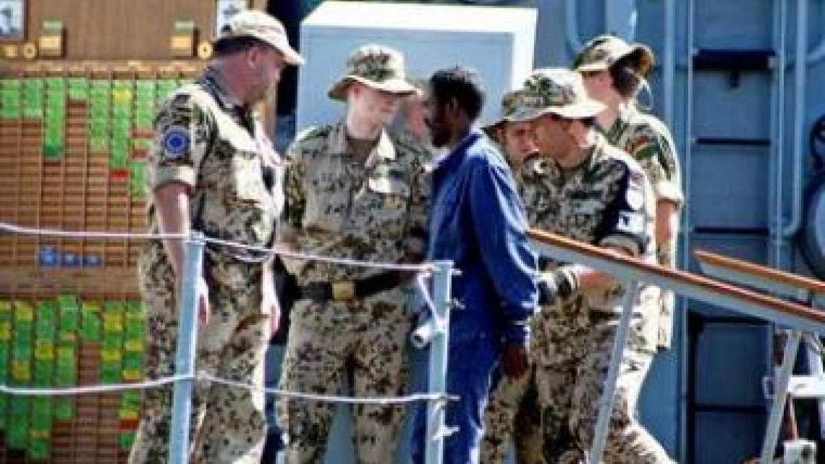 Militares alemanes escoltan a uno de los siete presuntos piratas