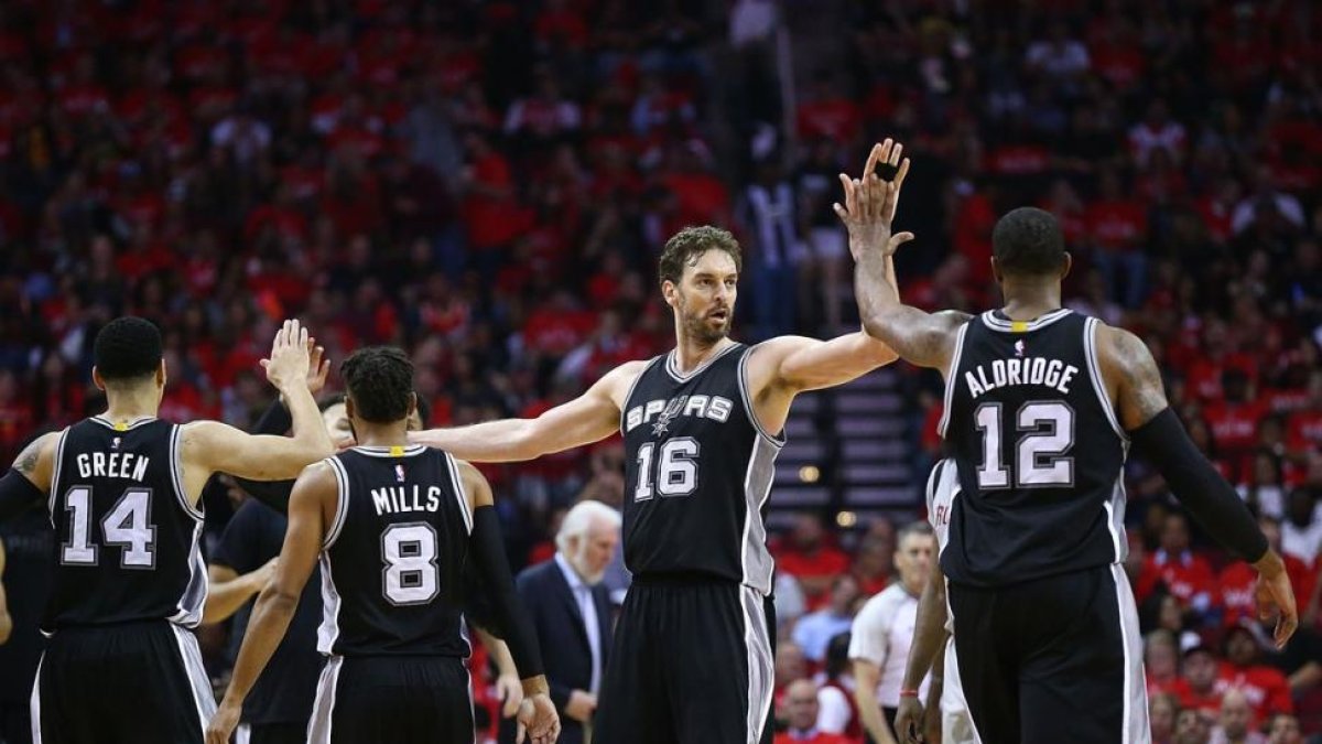 Pasu Gasol celebra el gran partido con sus compañeros.