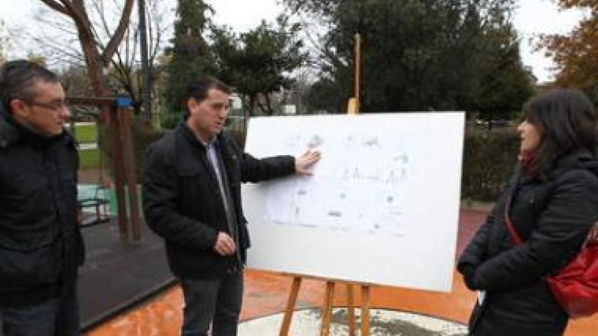 Sánchez (centro), ayer junto a dos concejales.