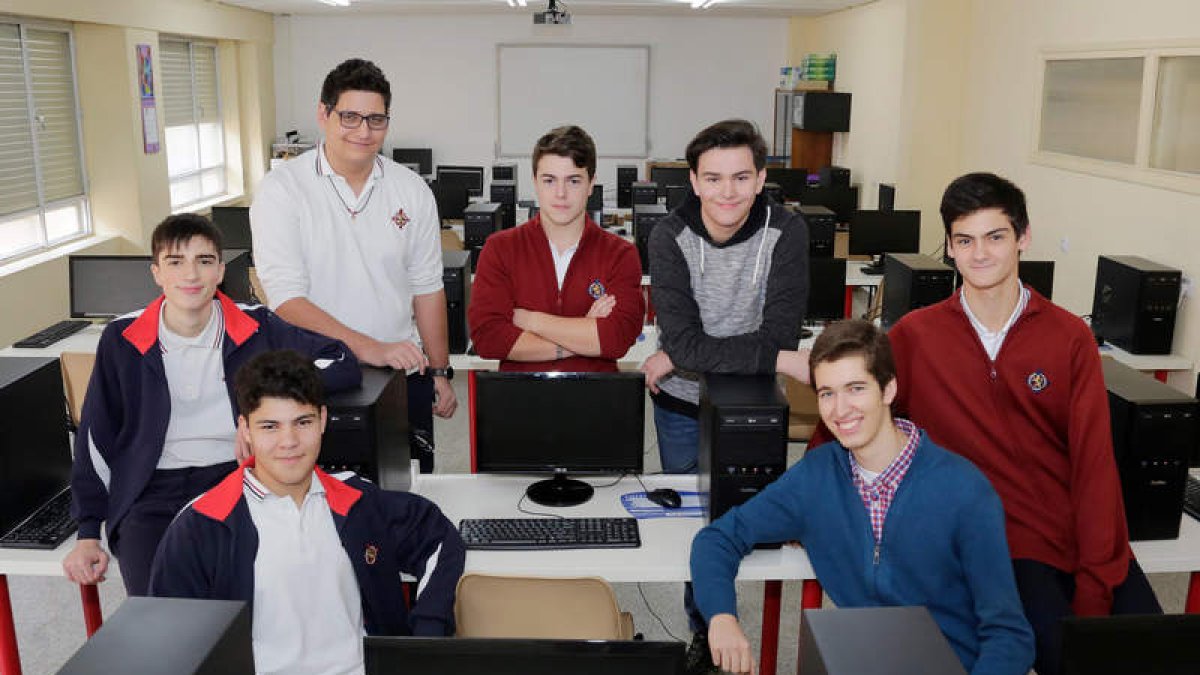 Los ocho componentes del equipo del Colegio Leonés. SECUNDINO PÉREZ