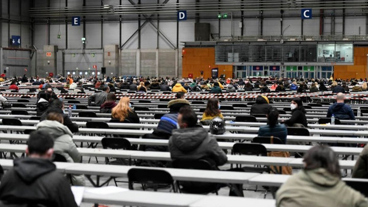 Opositores durante el examen. DL