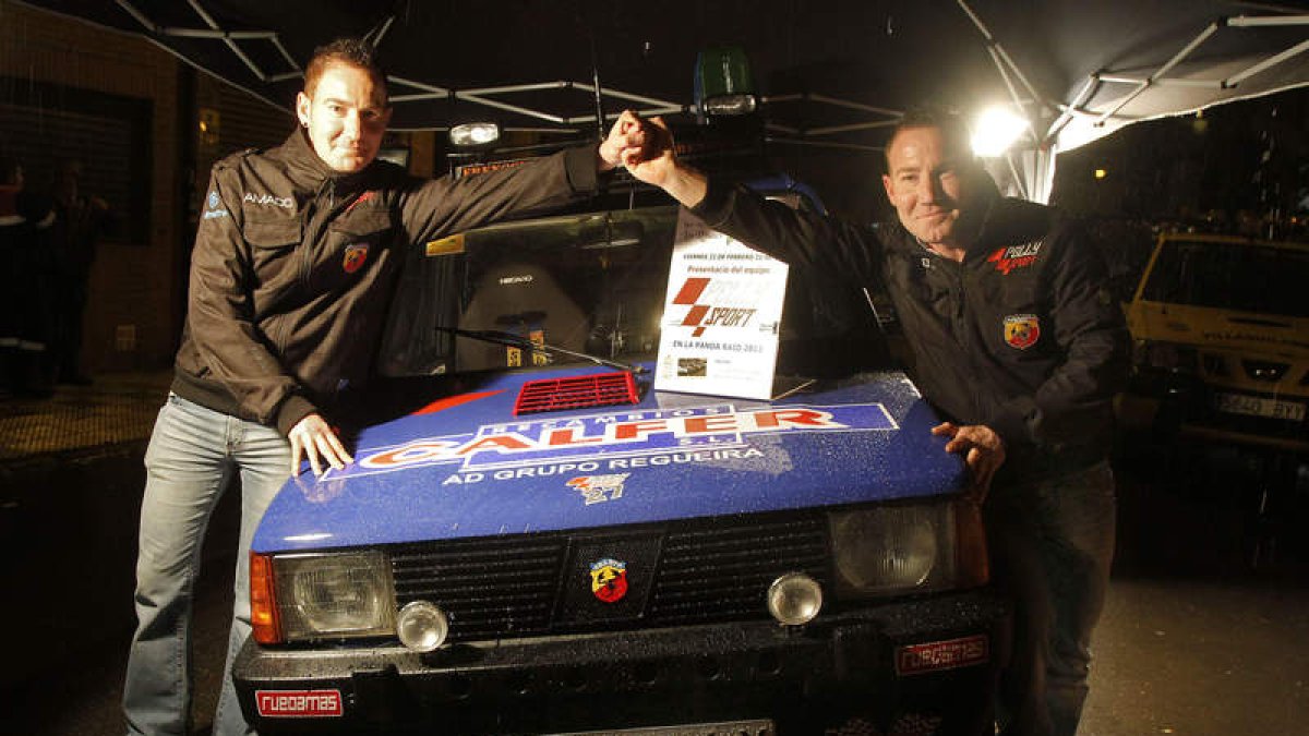 Los pilotos leoneses Amado y Julio Pellitero, durante la presentación de su Seat Panda.