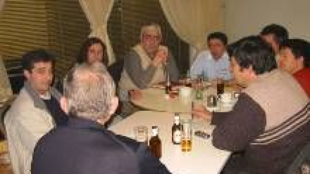 Miembros de la UPL y el PP en la reunión donde decidieron la moción contra Estrada