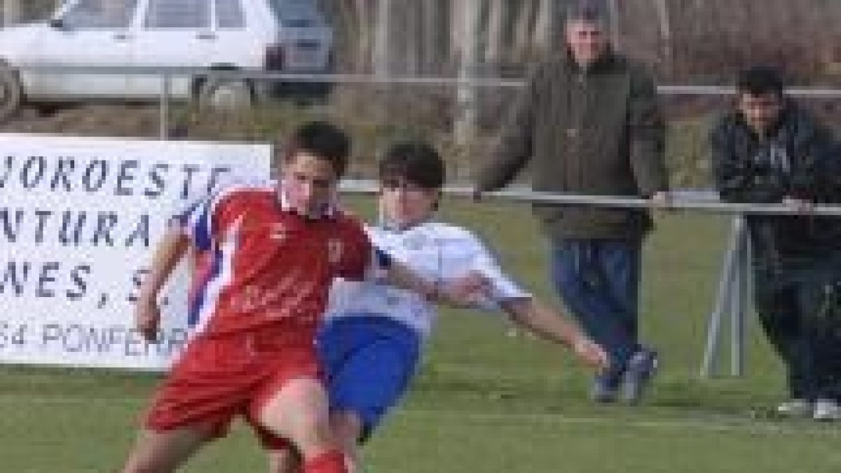 Gonzalo, hoy en el primer equipo, durante un encuentro de la Ponferradina B la temporada pasada