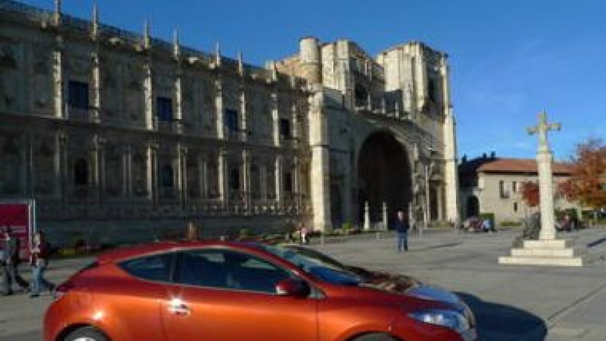 El Renault Megane de bajas emisiones que presenta Renault en León, ante San Marcos.