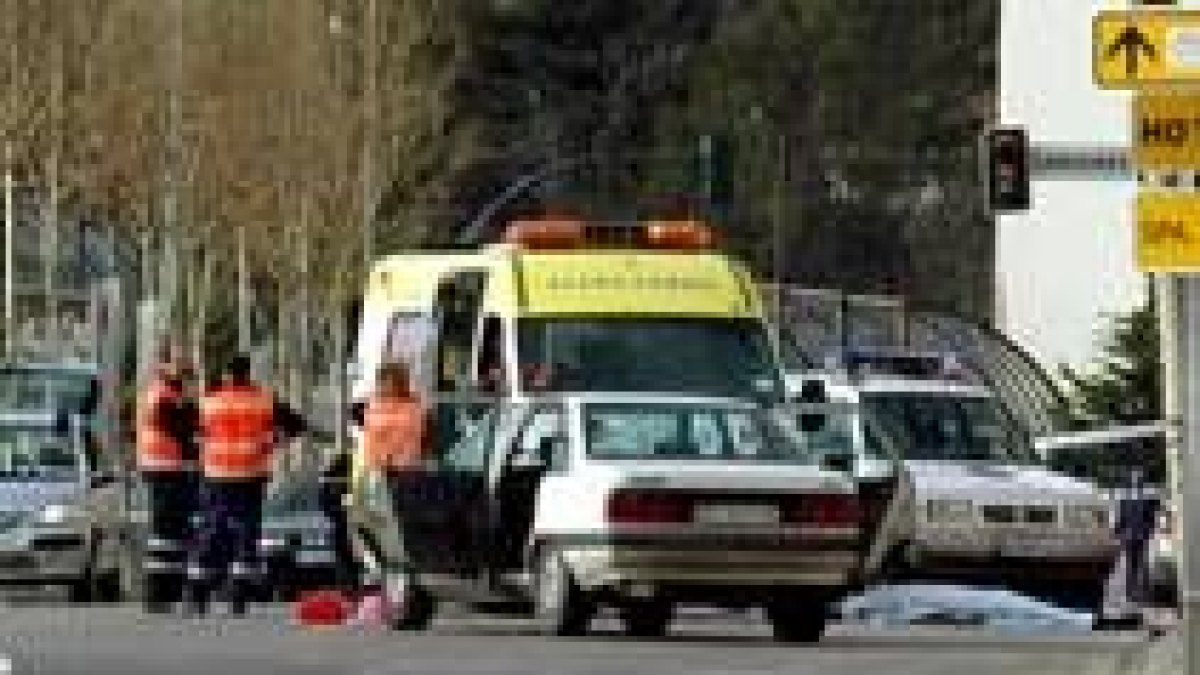 Varios miembros de los servicios sanitarios, en el lugar de los hechos