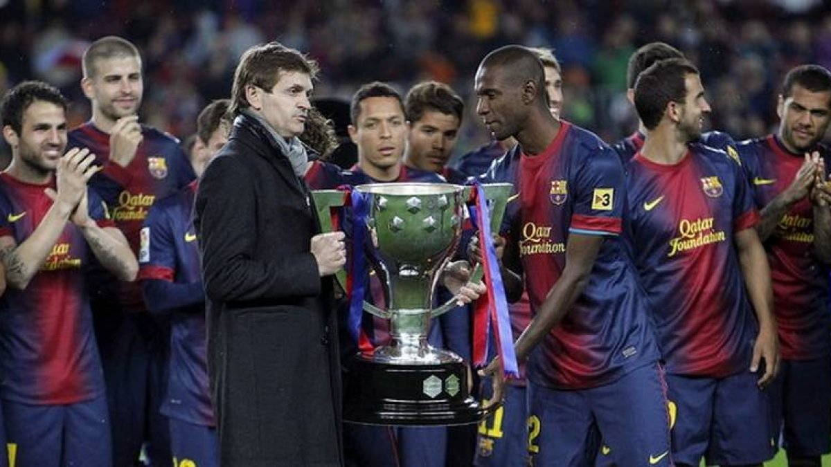 Tito Vilanova levanta la copa de campeón de Liga 2012-2013 junto al francés Eric Abidal y el resto de jugadores, el 19 de mayo del 2013.