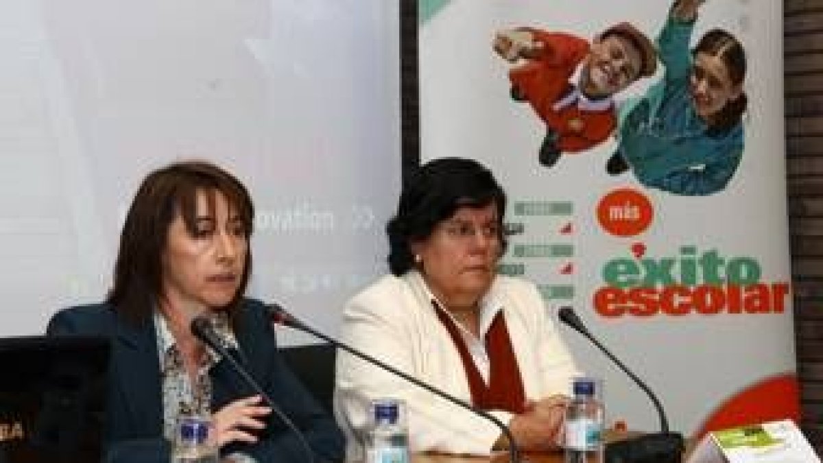 Pilar González y Mercedes Fernández, ayer en la presentación del curso