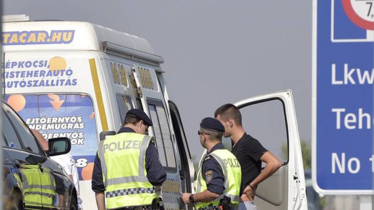 La policía austríaca inspecciona los vehículos de carga en una carretera cercana a la frontera con Hungría.
