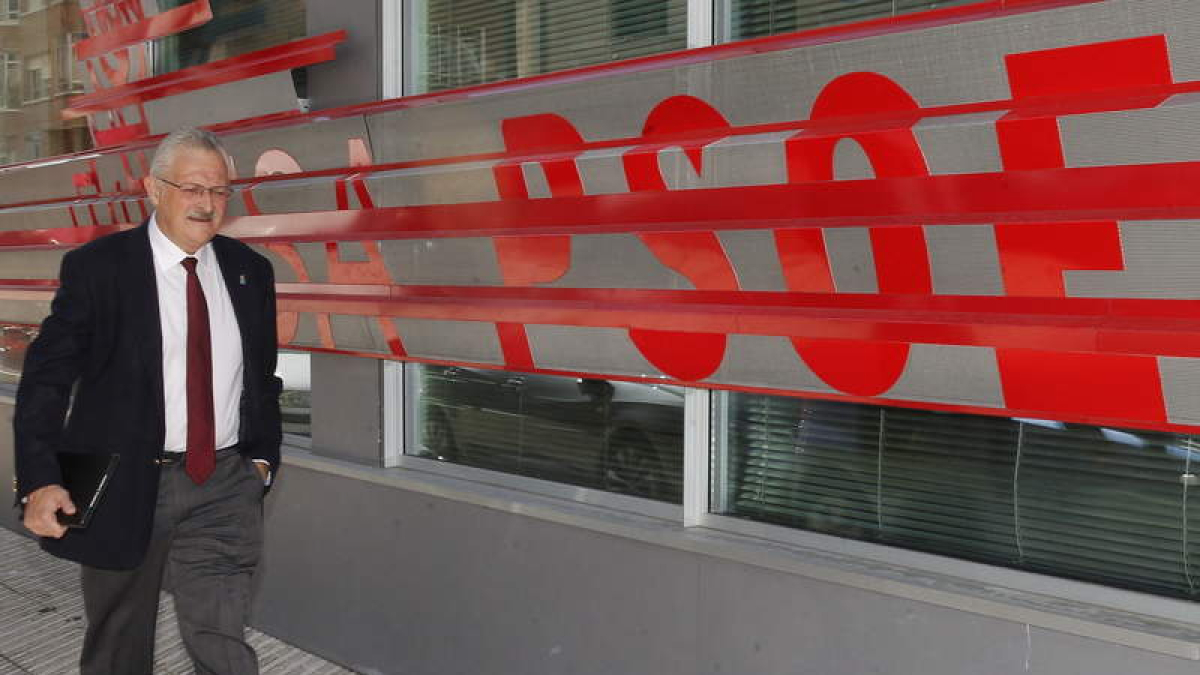 El diputado socialista asturiano Antonio Trevín, en la jornada de ayer. ALBERTO MORANTE