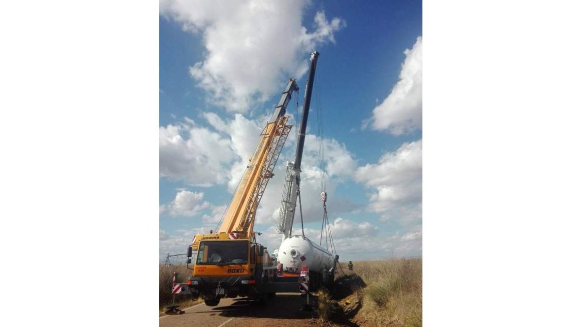 Un momento de las labores de evacuación del gas. BOMBEROS DE LEÓN
