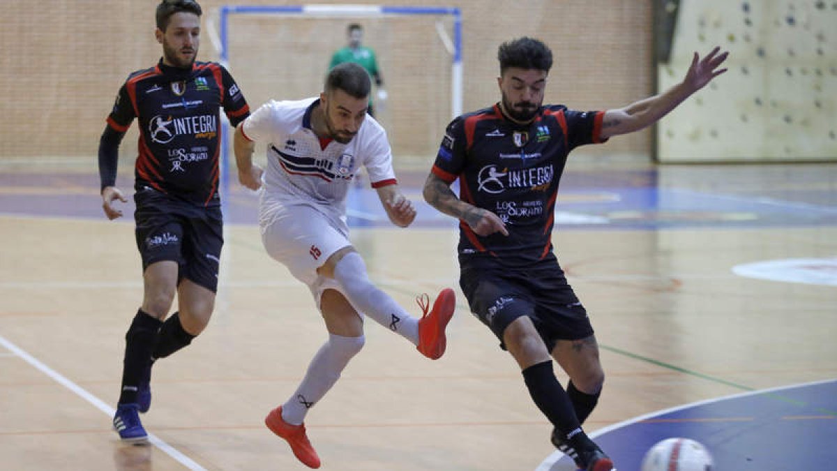 Furi remata sobre la portería del equipo asturiano a pesar de la oposición de un rival. FERNANDO OTERO