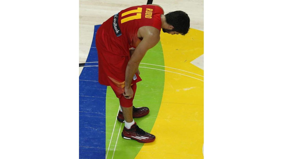 Ricky Rubio se lamenta de la inesperada derrota con Francia.
