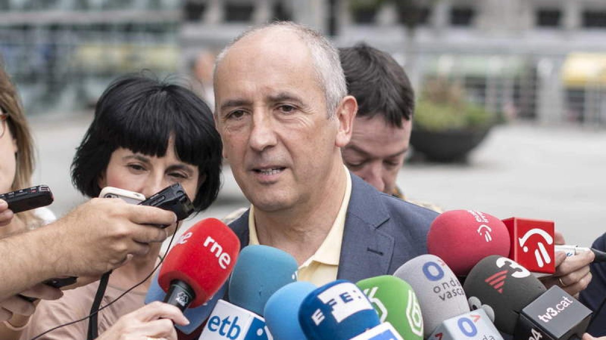 El portavoz del Ejecutivo vasco, Josu Erkoreka, en una declaración sobre el comunicado de ETA.