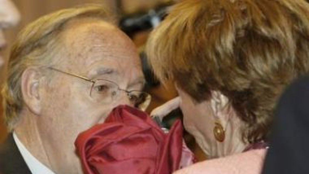 Manuel Pizarro conversa con De la Vega.
