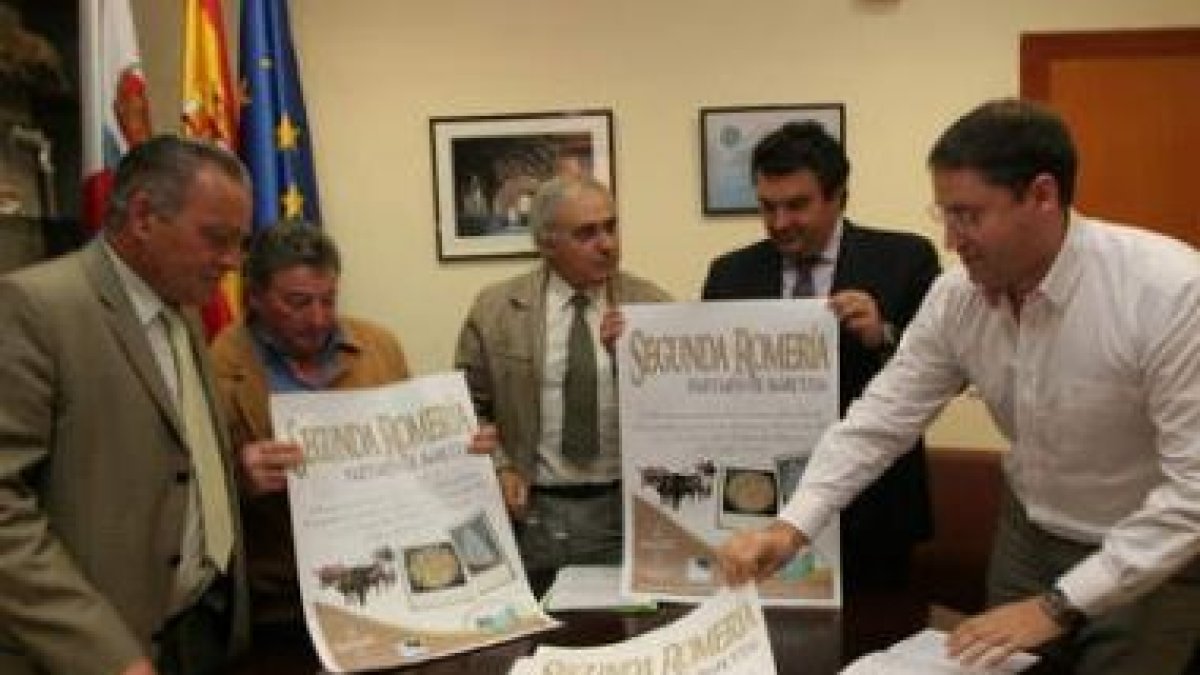 José Luis Ramón (en el centro sosteniendo un cartel), con la junta directiva de la asociación.