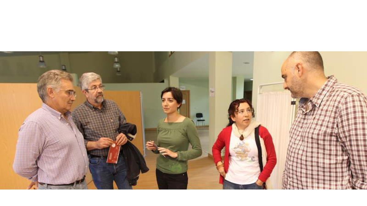 Santiago Rodríguez, Ángel Ruiz Mantecón y Alipio García, ayer en Vega con representantes del consorcio de Ancares como Mila Suárez.