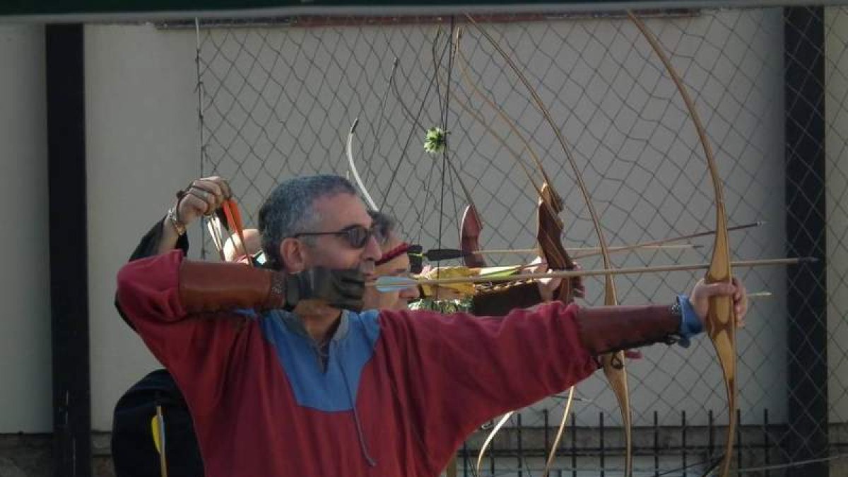 Uno de los arqueros participantes se prepara para efectuar su disparo .