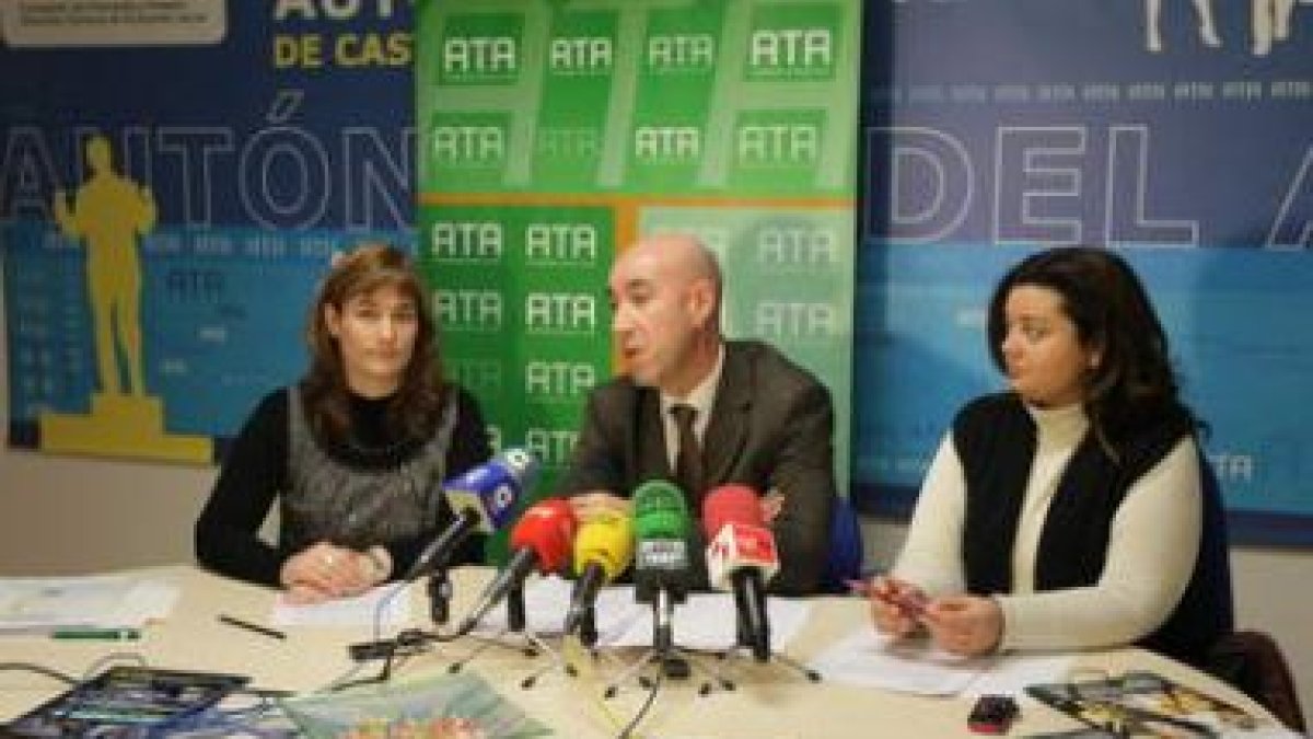 Yolanda Ferreras, José Miguel García Bellido y María Jesús Pérez, ayer en la sede de ATA.