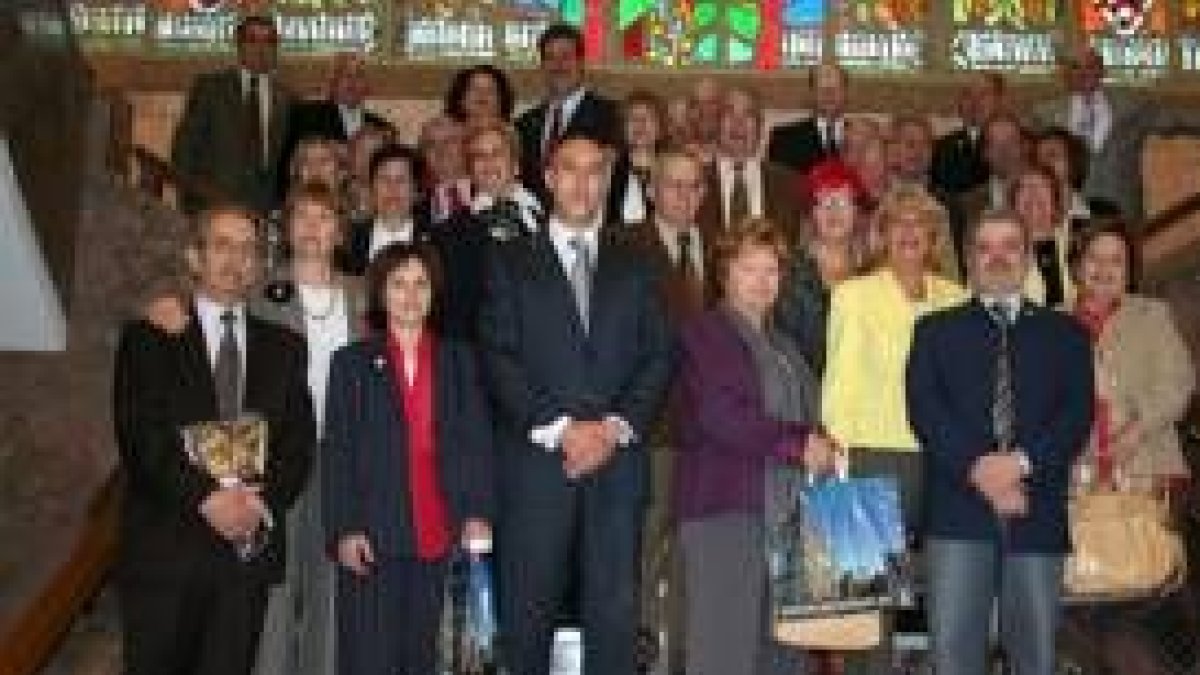 José Antonio Díez y Agustín Pérez Lamo junto a los guardias civiles homenajeados