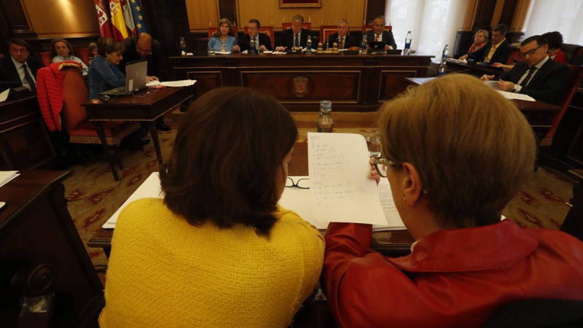El Pleno municipal celebrado ayer en San Marcelo ratificó el convenio de Feve. RAMIRO