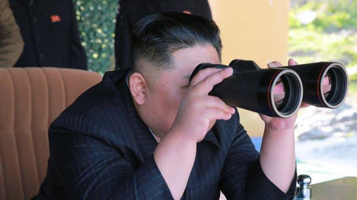 El líder de la República Popular Democrática de Corea, Kim Jong-un observa un simulacro de ataque de unidades militares.