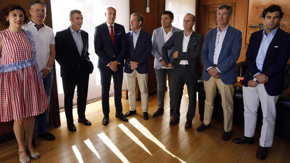 Diez, Travesí y García Copete se reunieron con los representantes de la Cámara de Comercio e Industria de León. MARCIANO PÉREZ