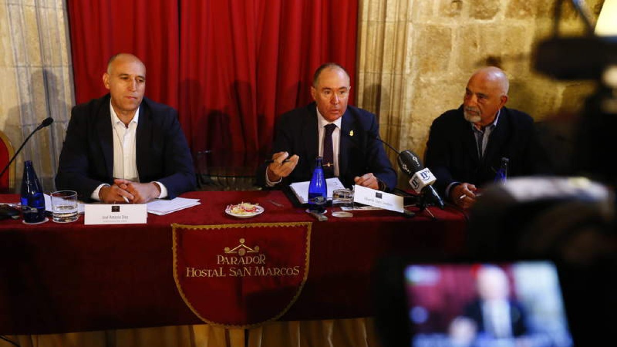 Diez, Sendino y Aurelio Viejo, moderador.