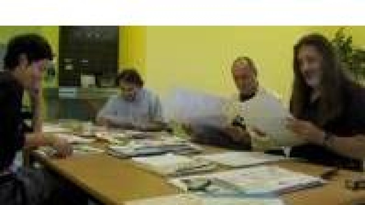 El alcalde de San Andrés del Rabanedo junto a los niños saharauis del programa «Vacaciones en paz»