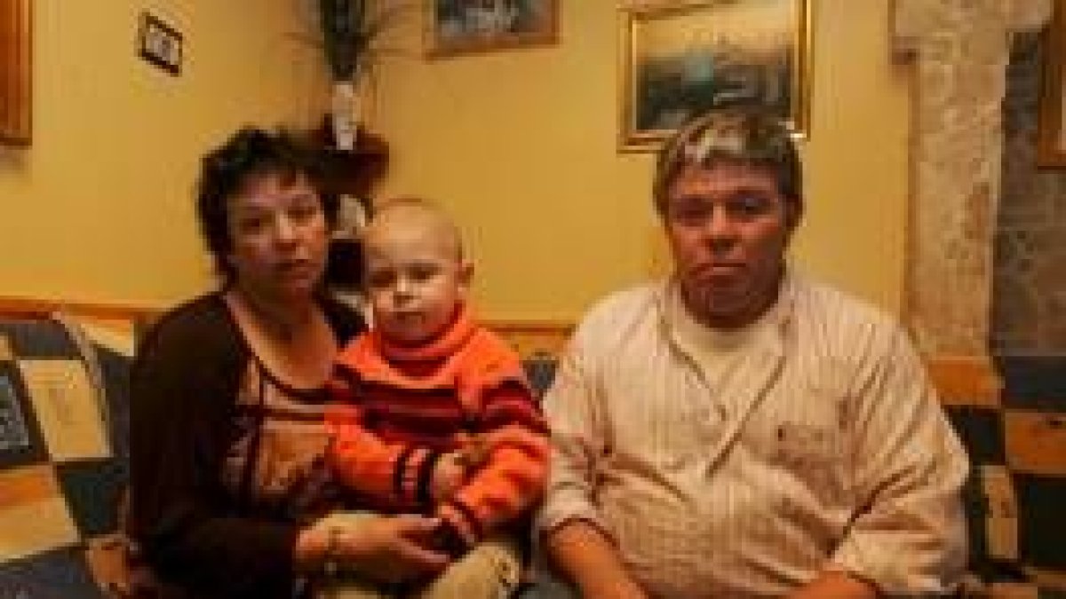 Toñín, con sus padres, Mari Flor y Quico, en su casa de Fabero, el pasado 25 de noviembre