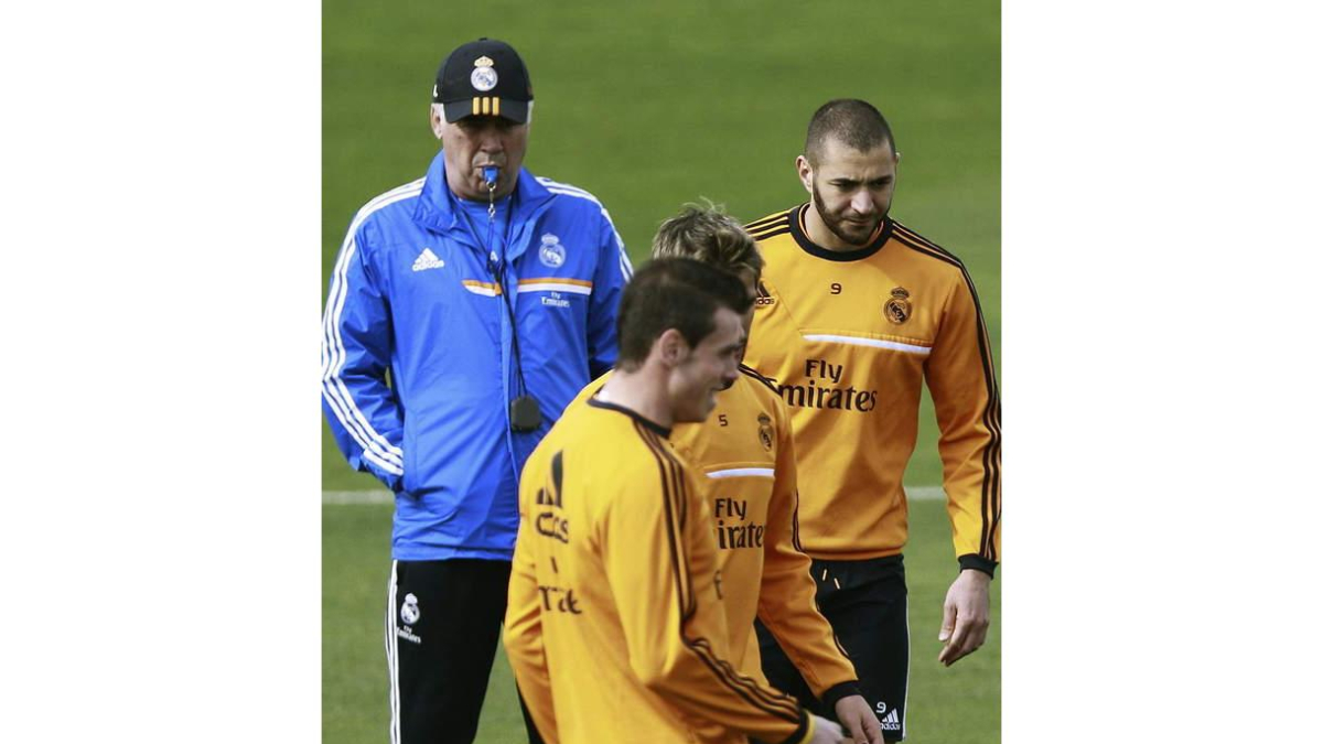 Ancelotti, izquierda, junto a Karim Benzema, derecha, Coentrão y Garteh Bale, centro.
