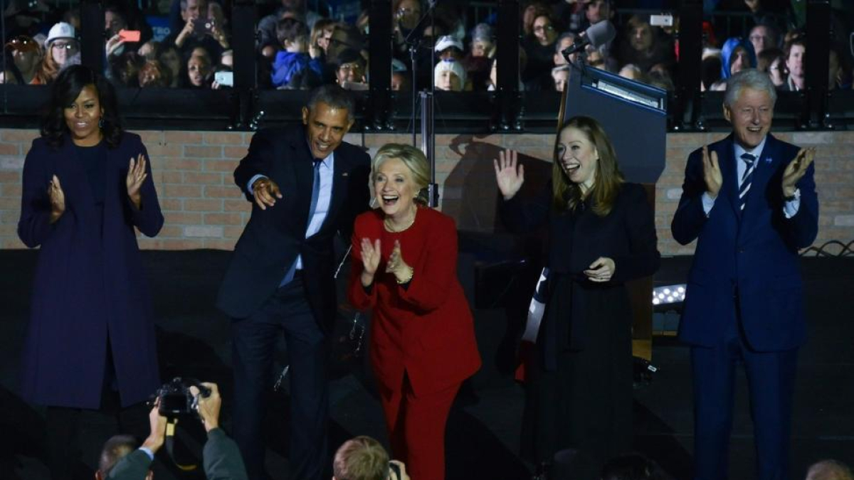Los Clinton y los Obama, durante el acto de fin de campaña, este lunes en Filadelfia.