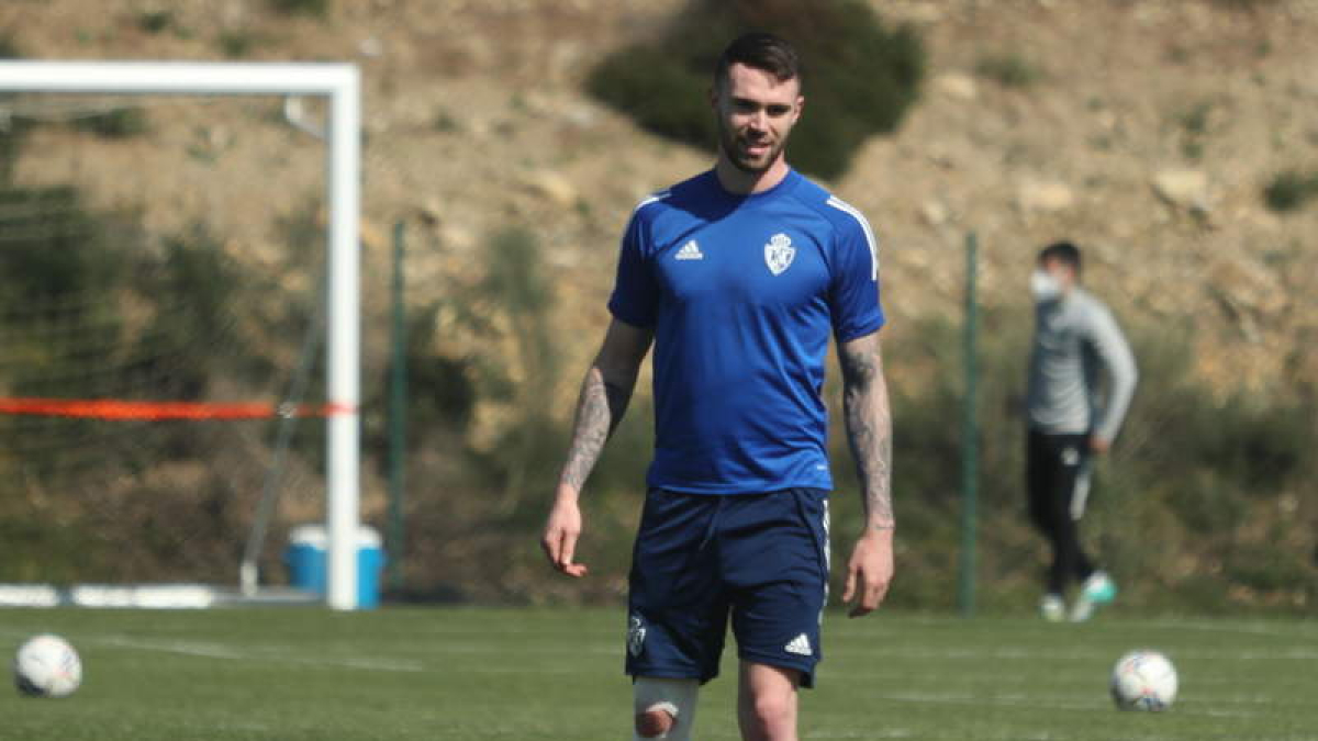 Manu Hernando, en un entrenamiento reciente del conjunto blanquiazul, será operado de su rodilla derecha. L. DE LA MATA