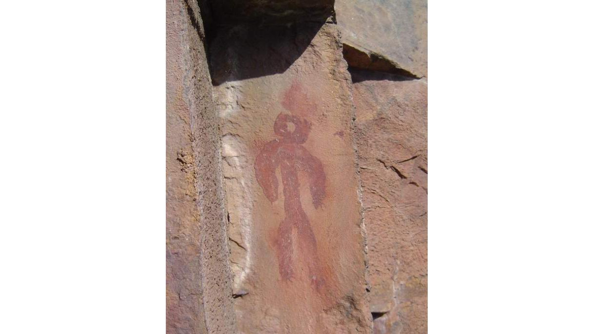En la imagen puede verse con claridad una figura antropomorfa de cabeza con vacío central característica de Peña Piñera. Es, quizás, la figura más representativa del yacimiento de Vega de Espinareda.