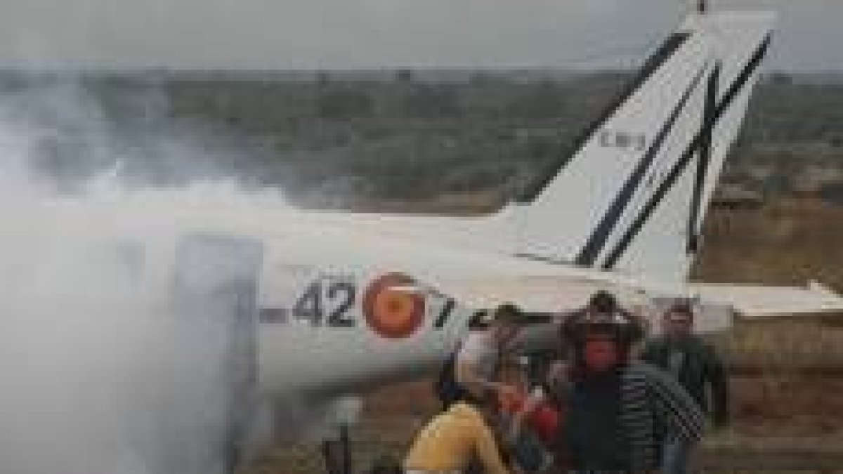 Los equipos de rescate ayudan a los heridos a abandonar la pista