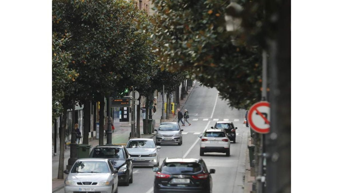 Vehículos en la zona de la avenida de La Puebla. ANA F. BARREDO