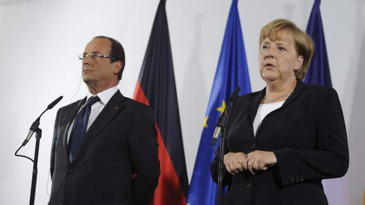 Hollande y Merkel comparecen en rueda de prensa.