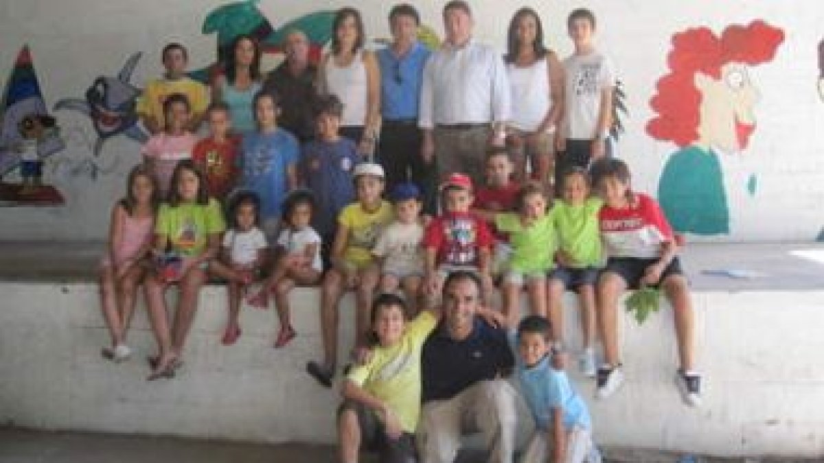 El diputado de Cultura y el alcalde de Chozas (arriba) visitaron a los alumnos de los talleres didác