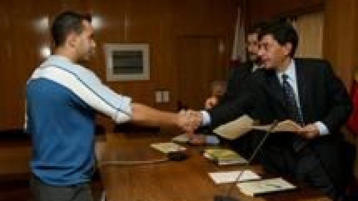 Francisco Javier Otazu y Jaime González entregaron ayer los títulos a los alumnos del centro