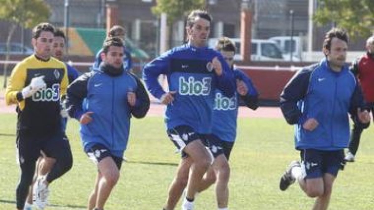 Cristian (segundo por la izquierda), durante un entrenamiento en el Colomán Trabado.
