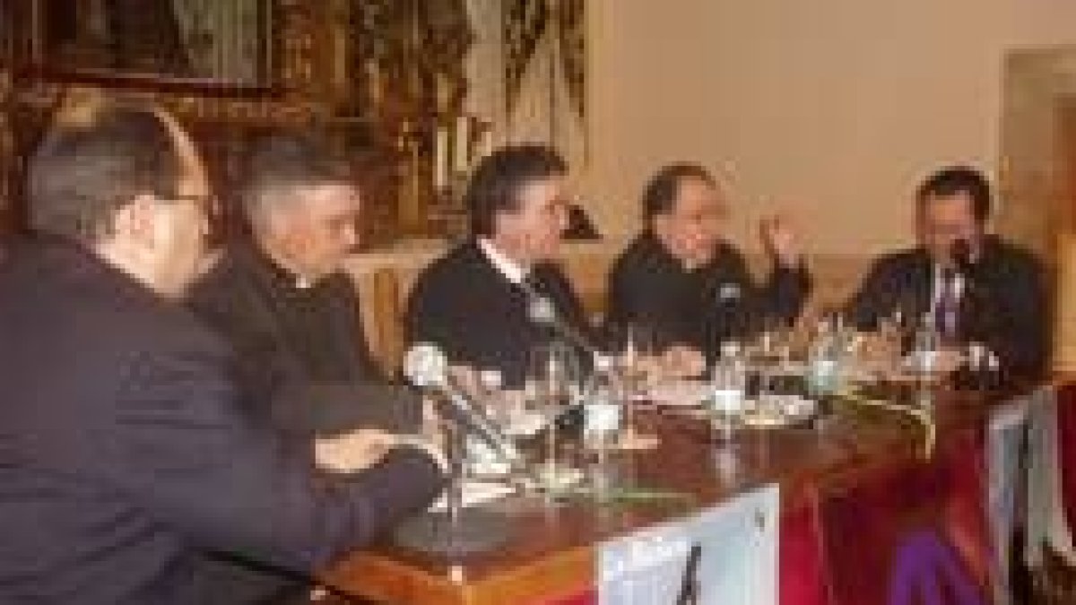 Un momento de la mesa redonda sobre Semana Santa en La Bañeza