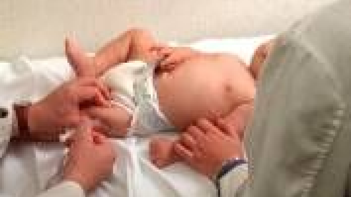 Un bebé es vacunado durante una consulta pediátrica