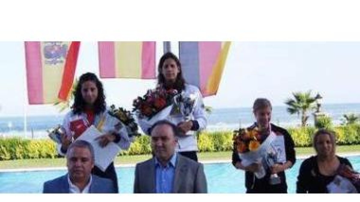 Érika Villaécija, en lo alto del podio de la Copa de Europa LEN.