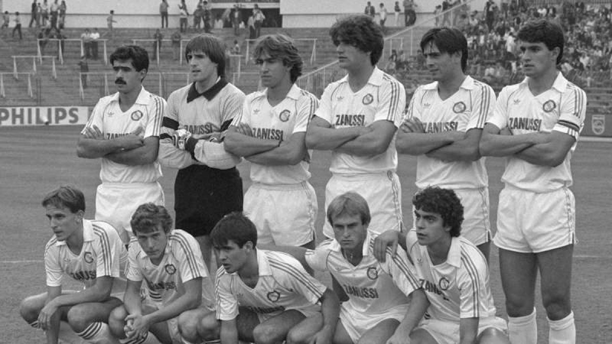 Partido disputado en 1983 entre el Castilla, filial del Real Madrid, y el Granada en el Santiago Bernabéu. IMÁGENES CEDIDAS POR LOS AUTORES DE ‘LA BIBLIA BLANCA’